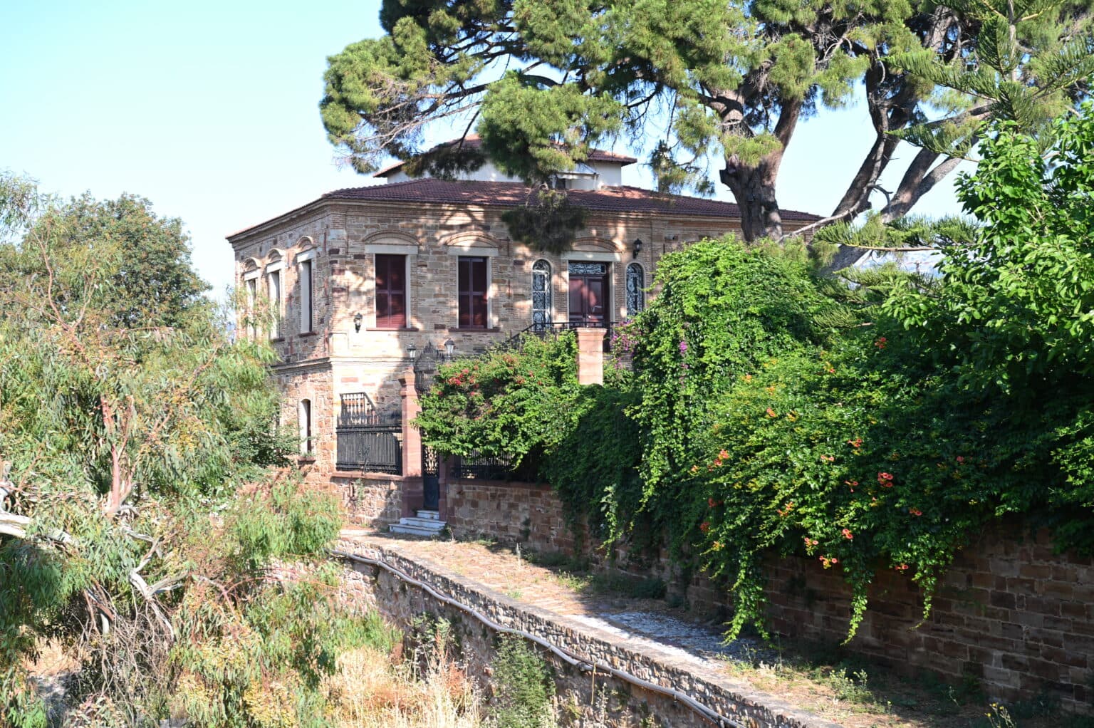 Historic mansions and citrus gardens in Kampos Chios